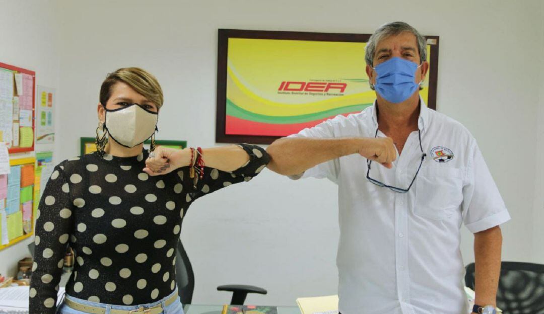 La directora del IDER, Viviana Londoño; y el presidente de la liga departamental, Carlos Mario Cortés