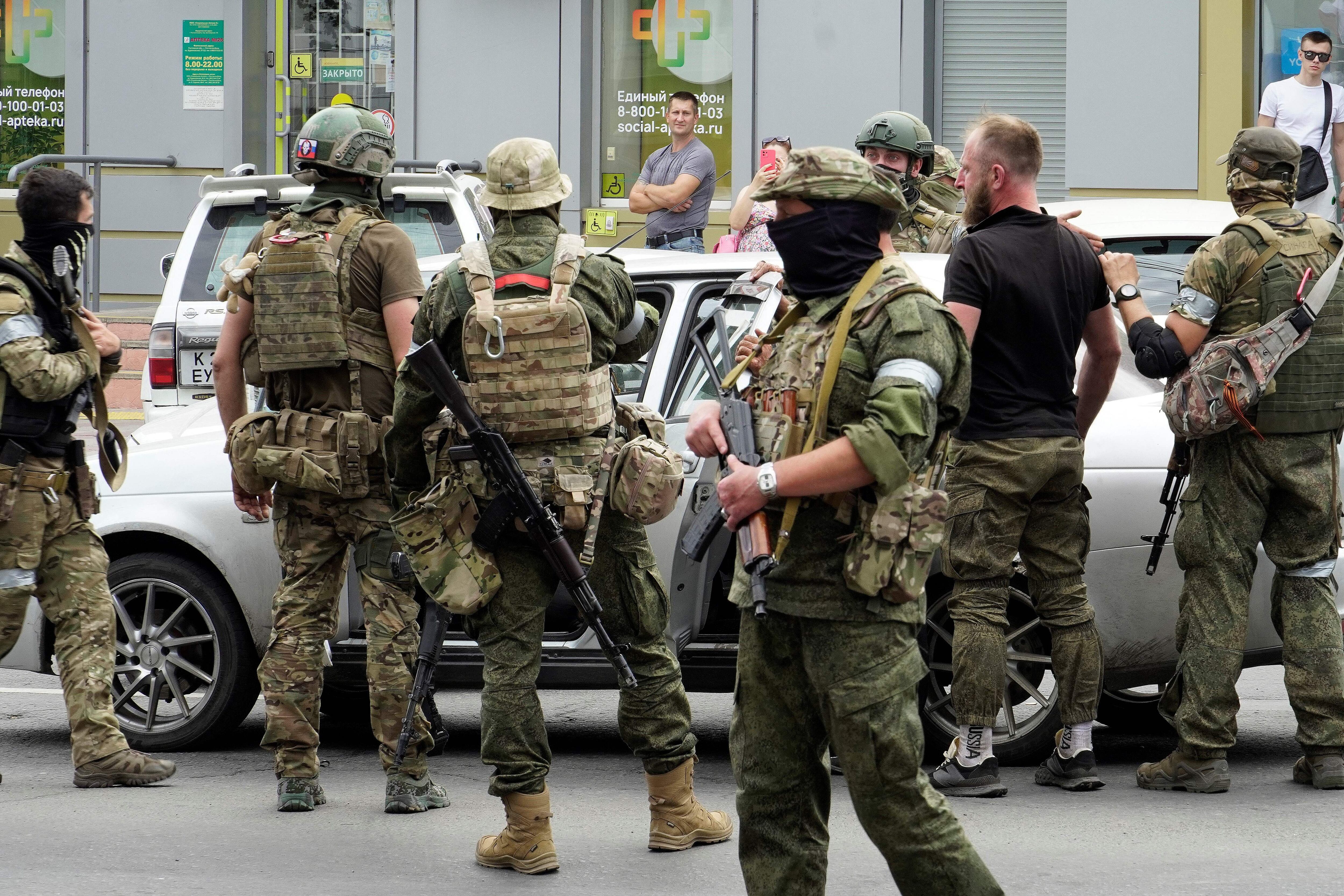 Miembros del grupo Wagner inspeccionan un automóvil en una calle de Rostov-on-Don, el 24 de junio de 2023. Foto de STRINGER/AFP vía Getty Images.