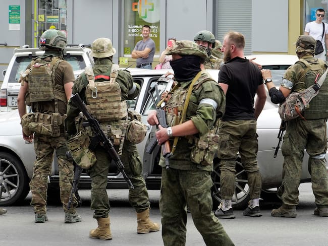 Miembros del grupo Wagner inspeccionan un automóvil en una calle de Rostov-on-Don, el 24 de junio de 2023. Foto de STRINGER/AFP vía Getty Images.