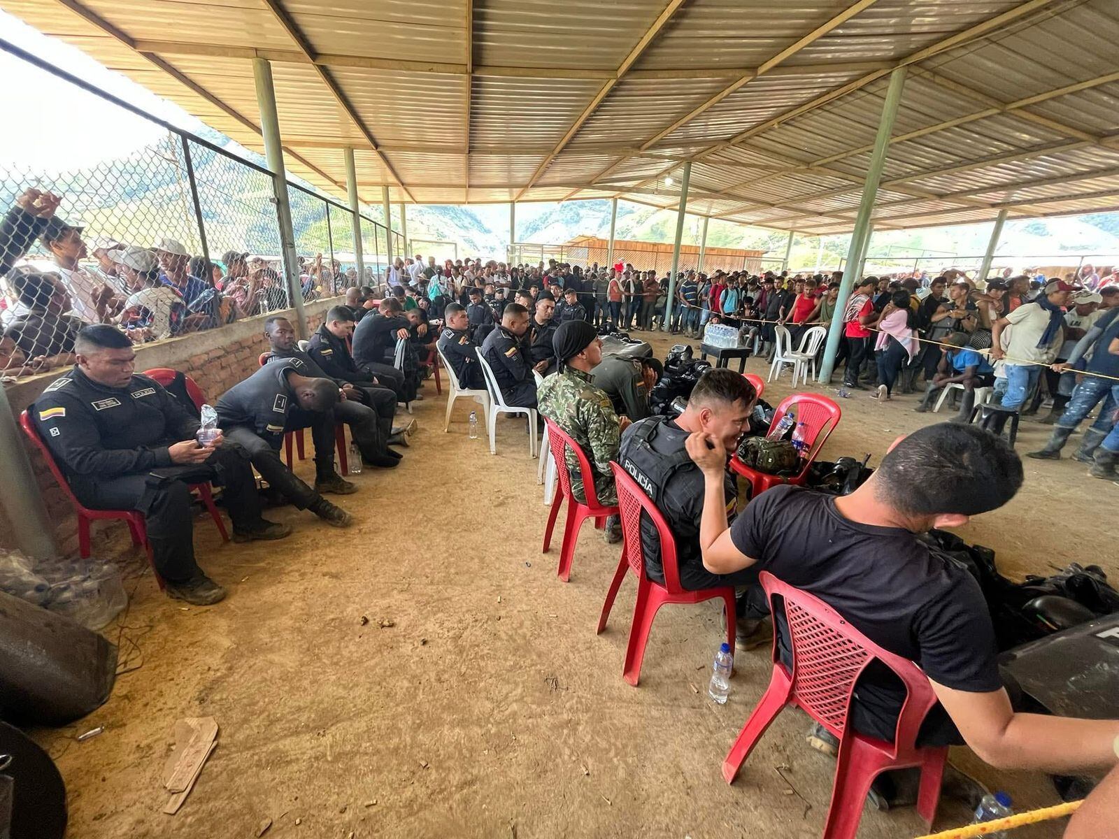 29 miembros de la fuerza pública están secuestrados por la comunidad en Cauca. Foto: Proporcionada por Richar Vidal / W Radio