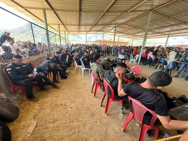 29 miembros de la fuerza pública están secuestrados por la comunidad en Cauca. Foto: Proporcionada por Richar Vidal / W Radio