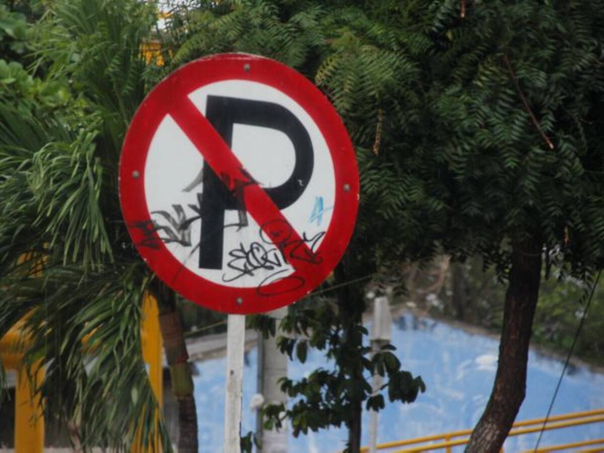 Desconocidos vandalizaron señales de tránsito en Av. El Consulado y Las Gaviotas