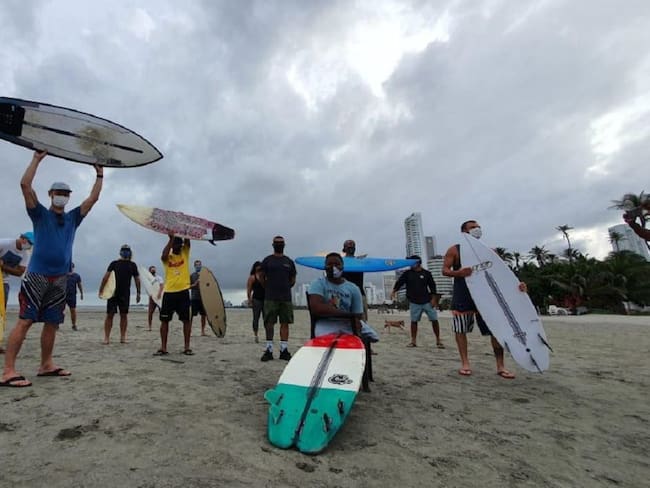 Surfistas piden reapertura de playas en Cartagena para poder entrenar