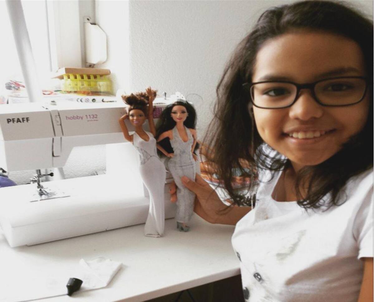 A través de su cuenta @mariaang2002, María Angélica Padilla muestra sus diseños en el cuerpo de muñecas. La siguen cerca de 5.000 personas.