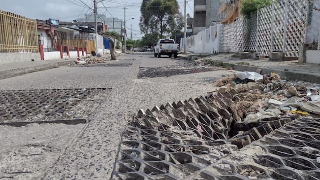 En esta comunidad las rejillas se encuentran deterioradas y la contaminación amenaza con un problema de salud pública
