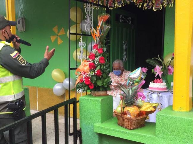 Policía lleva serenata a mujer que cumplió 100 años de vida