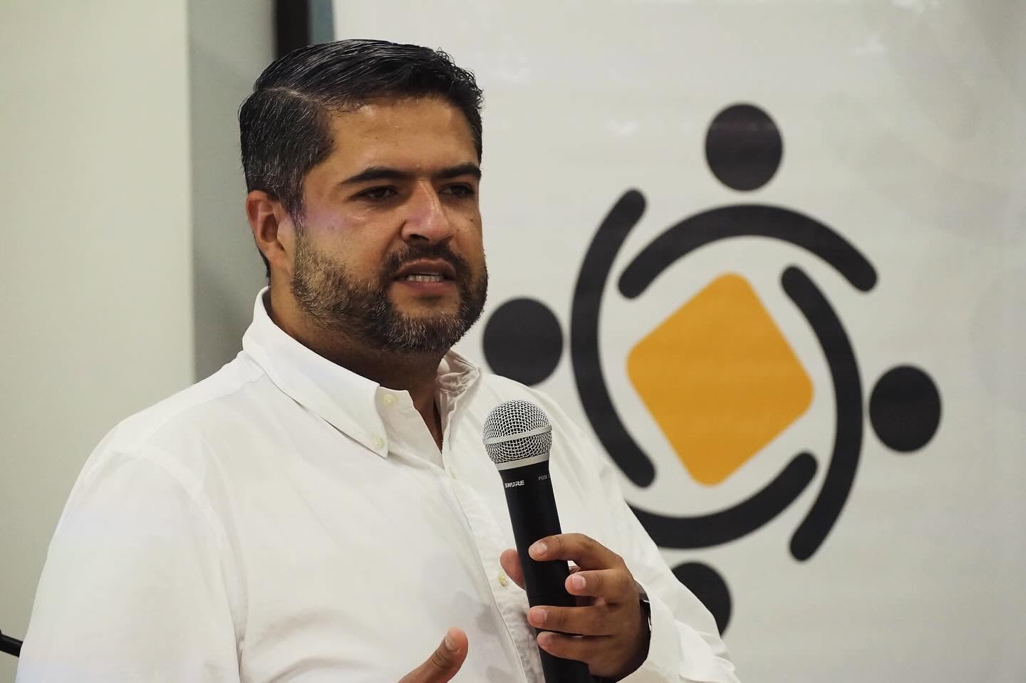 Torres Castro es licenciado en Filosofía con énfasis en pensamiento político y económico, profesional en Teología, magíster en Administración y en Negocios y Redes Internacionales.