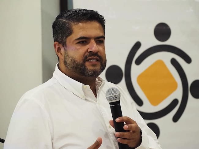 Torres Castro es licenciado en Filosofía con énfasis en pensamiento político y económico, profesional en Teología, magíster en Administración y en Negocios y Redes Internacionales.