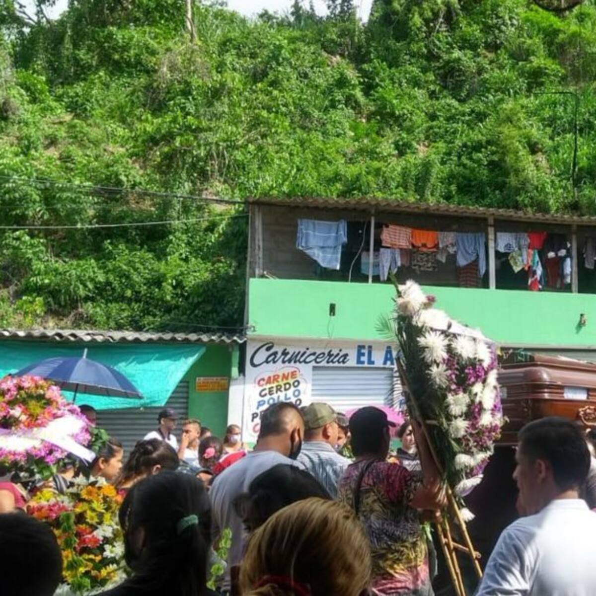 Con mariachis despidieron a alias '80' en la Sierra Nevada