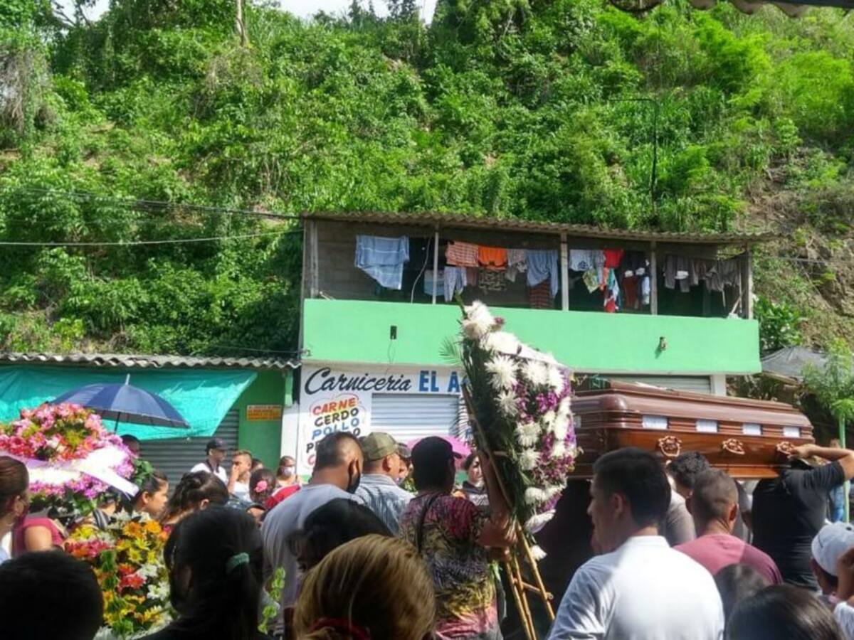 Con mariachis despidieron a alias '80' en la Sierra Nevada