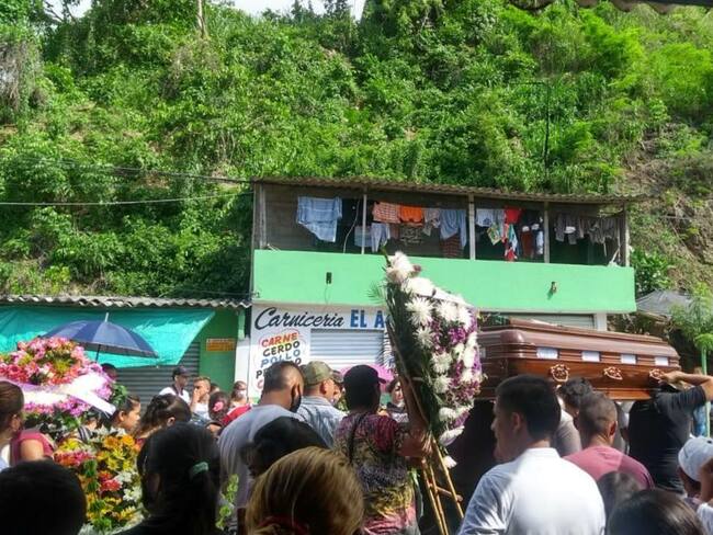 Con mariachis despidieron a alias '80' en la Sierra Nevada