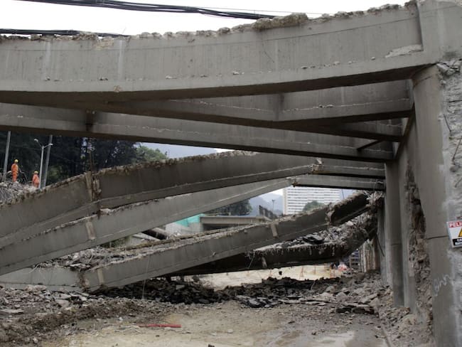 Demolición de puente vehícular