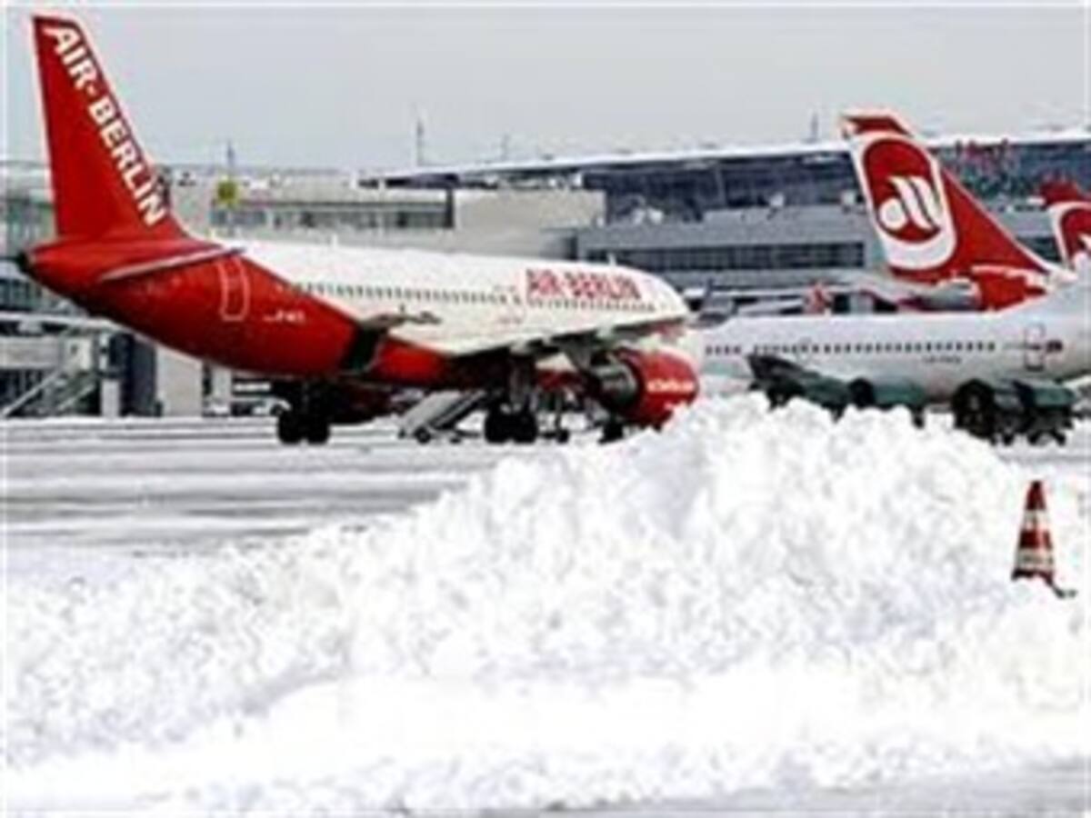 Miles de viajeros bloqueados en aeropuertos por el temporal de frío en Europa