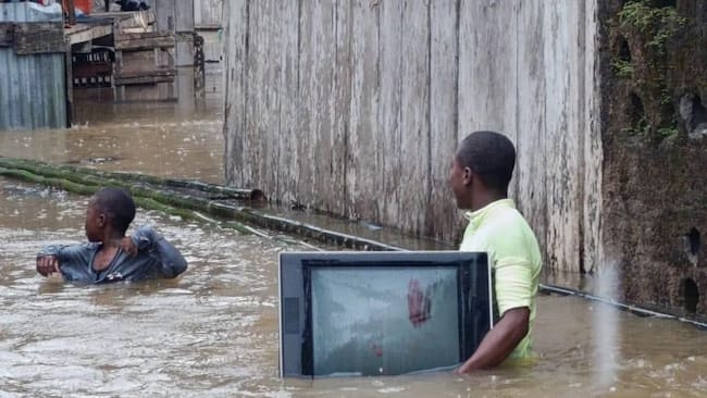 AME5776. CHOCÓ (COLOMBIA), 10/11/2024.- Fotografía cedida tomada de una publicación en la cuenta oficial de la red social X de la gobernadora del departamento del Chocó Nubia Carolina Córdoba-Curi de dos personas caminando en el agua durante una inundación producto de las fuertes lluvias, en el departamento del Chocó (Colombia). Más de 100.000 personas damnificadas y 25 municipios en emergencia dejan los aguaceros en el departamento colombiano del Chocó, que han provocado inundaciones, desbordamiento de ríos y desprendimientos de tierra en las últimas horas, informó este domingo la gobernadora Nubia Carolina Córdoba-Curi. EFE/ Cuenta de X de Nubia Carolina Córdoba-Curi / SOLO USO EDITORIAL/ SOLO DISPONIBLE PARA ILUSTRAR LA NOTICIA QUE ACOMPAÑA (CRÉDITO OBLIGATORIO)