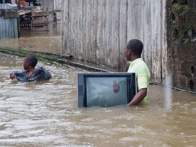 AME5776. CHOCÓ (COLOMBIA), 10/11/2024.- Fotografía cedida tomada de una publicación en la cuenta oficial de la red social X de la gobernadora del departamento del Chocó Nubia Carolina Córdoba-Curi de dos personas caminando en el agua durante una inundación producto de las fuertes lluvias, en el departamento del Chocó (Colombia). Más de 100.000 personas damnificadas y 25 municipios en emergencia dejan los aguaceros en el departamento colombiano del Chocó, que han provocado inundaciones, desbordamiento de ríos y desprendimientos de tierra en las últimas horas, informó este domingo la gobernadora Nubia Carolina Córdoba-Curi. EFE/ Cuenta de X de Nubia Carolina Córdoba-Curi / SOLO USO EDITORIAL/ SOLO DISPONIBLE PARA ILUSTRAR LA NOTICIA QUE ACOMPAÑA (CRÉDITO OBLIGATORIO)