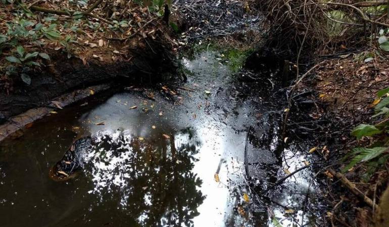 Emergencia ambiental por crudo en la vereda la Refinería. 