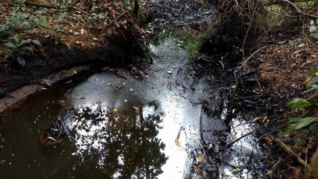 Emergencia ambiental por crudo en la vereda la Refinería.