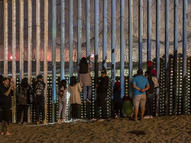Migrantes en la frontera entre México y Estados Unidos.