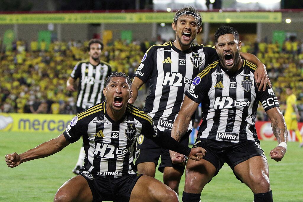 Jugadores de Atlético Mineiro celebran el gol de Hulk ante Bucaramanga en el Américo Montanini / Getty Images