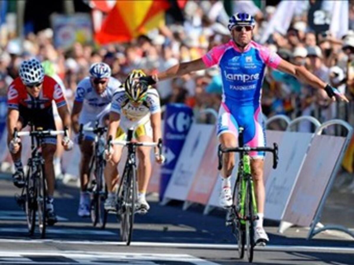 Alessandro Petacchi ganó la primera etapa del Tour de Francia que domina Fabian Cancellara