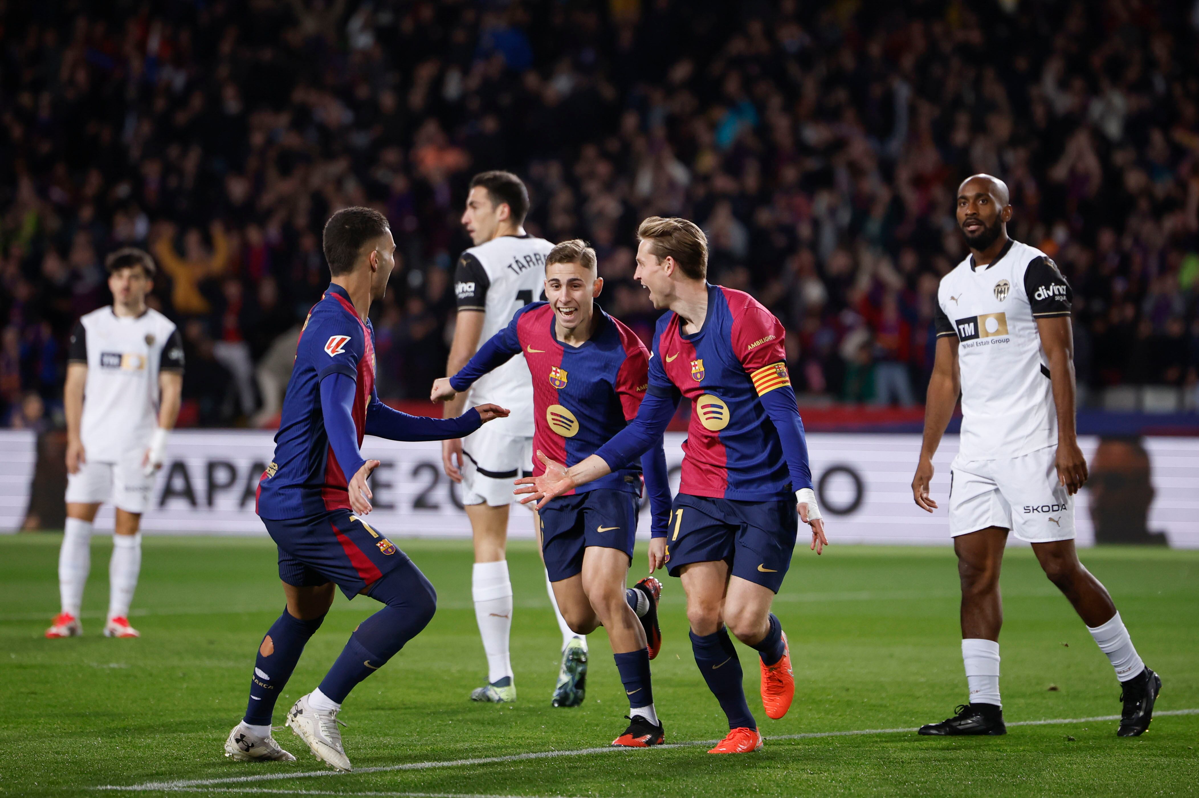 Los jugadores del Barcelona celebran uno de los goles durante el partido de la jornada 21 de LaLiga entre el FC Barcelona y el Valencia CF, este domingo en el Estadi Olímpic Lluís Companys. EFE/Alberto Estévez