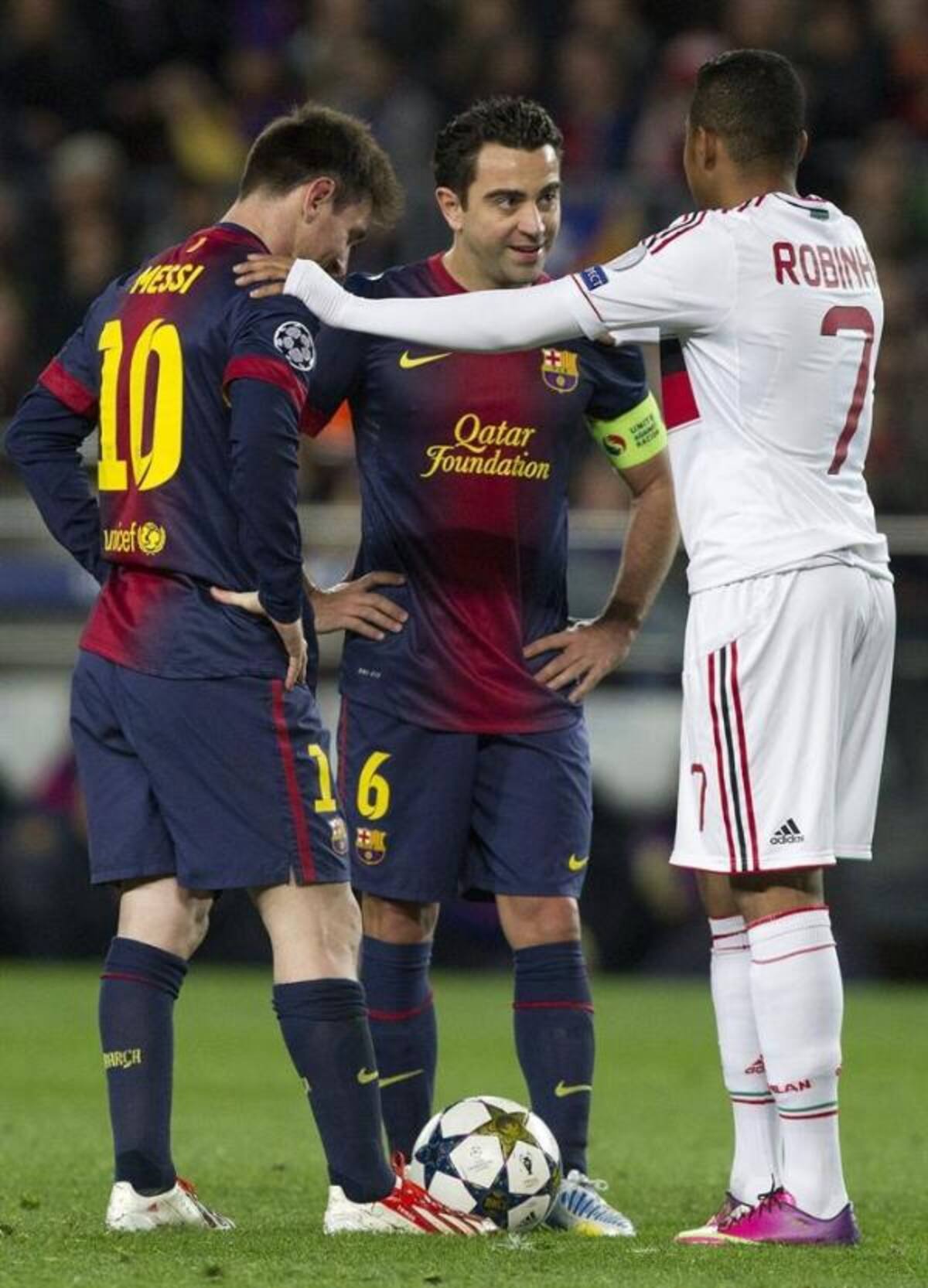 El delantero argentino Leo Messi y el centrocampista Xavi Hernández, ambos del  Barcelona, conversan con el brasileño del Milan Robinho