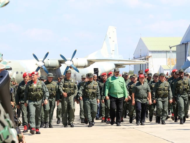 EE.UU. llama a militares venezolanos a seguir a general rebelde