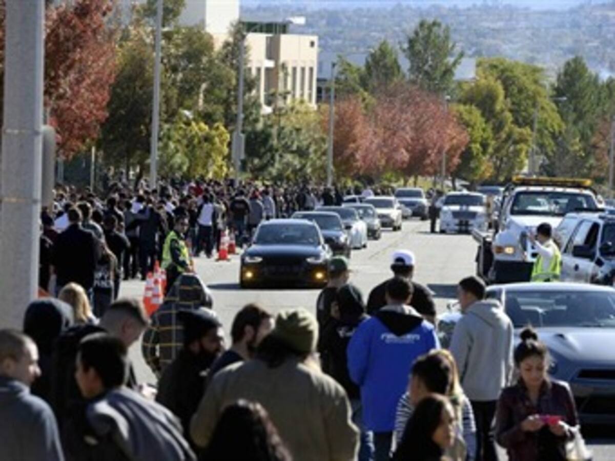 Miles de personas homenajean a Paul Walker en el lugar donde falleció
