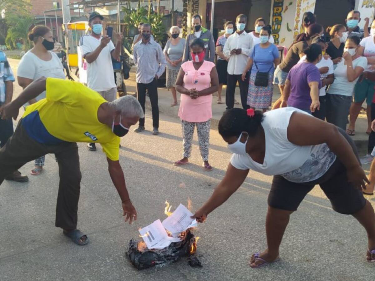‘Quematón’ de recibos por cobro excesivo de la energía en El Pozón