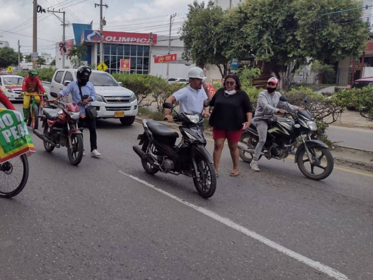 Caos vehicular por protesta de grupos antipeajes en Cartagena