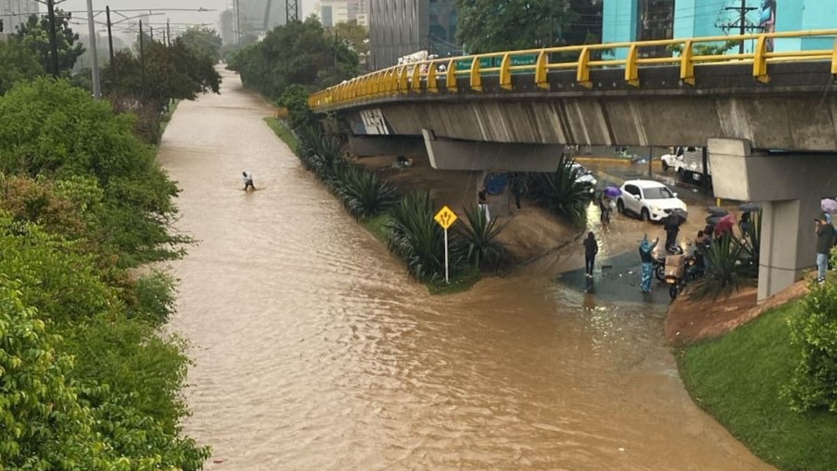 Vías inundadas, sectores sin energía y carros afectados: balance del aguacero en Medellín