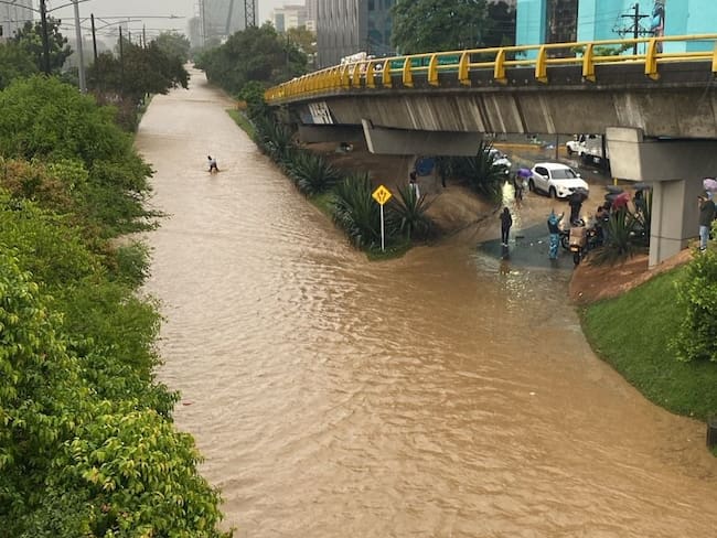 Avenida Reginal inundada en Monterrey- foto cortesía