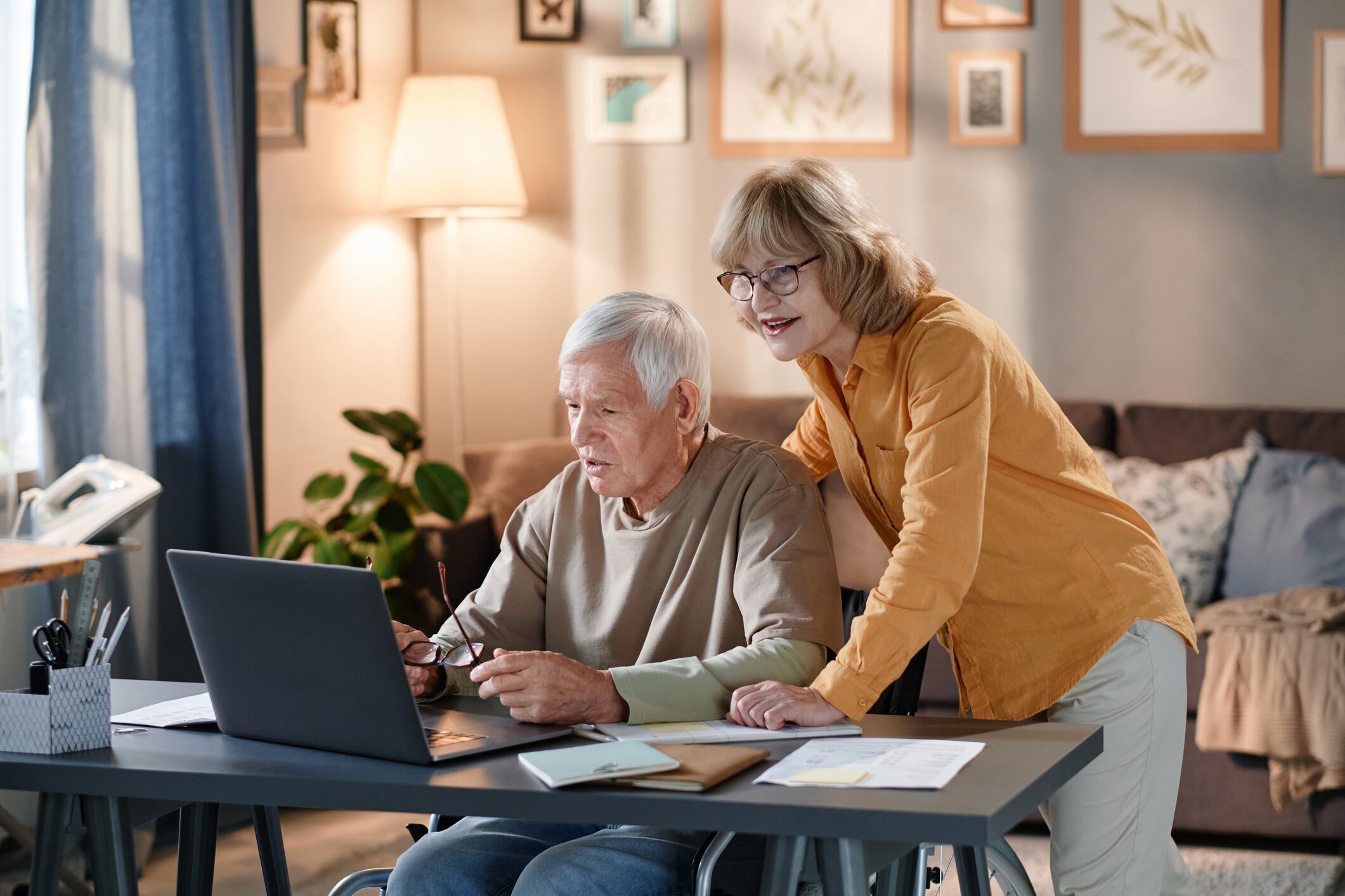 Pareja de personas mayores utilizando el computador (Foto vía Getty Images)