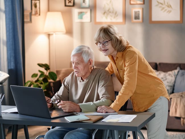 Pareja de personas mayores utilizando el computador (Foto vía Getty Images)