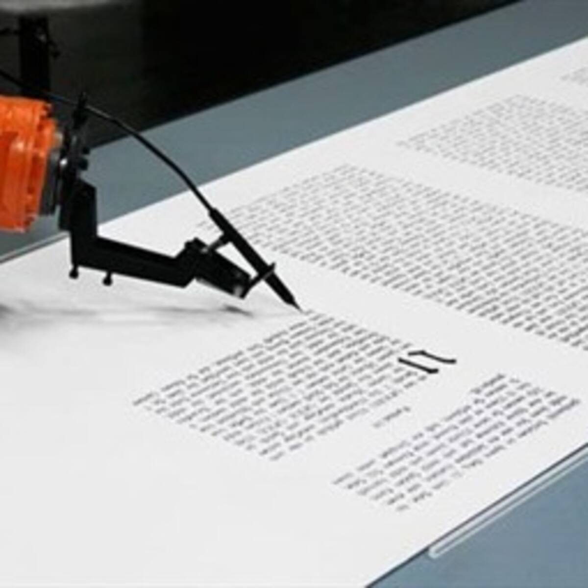 Robot transcribió la Biblia a pluma en 9 meses