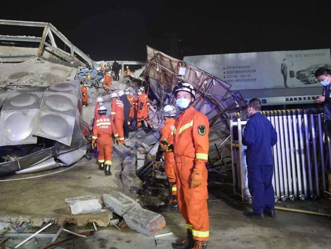 Decenas de personas atrapadas tras derrumbe de centro de cuarentena