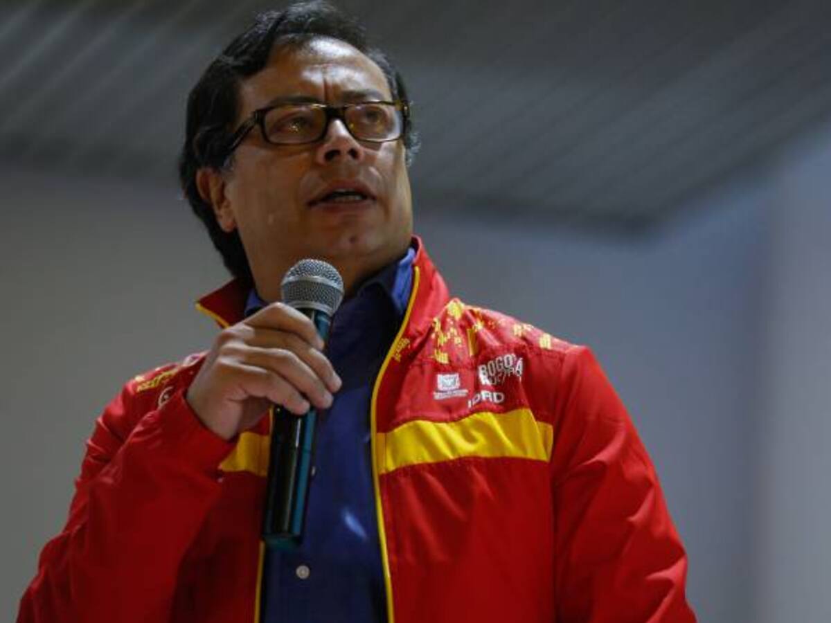 “Metro por pedazos, de segundo piso y hasta la 26 no vale la pena”: Petro