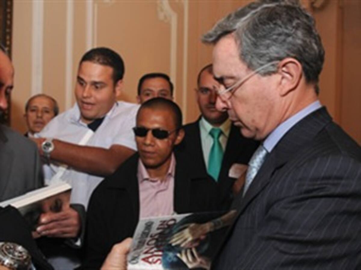 Uribe hace nuevo llamado a guerrilleros para que se desmovilicen con secuestrados