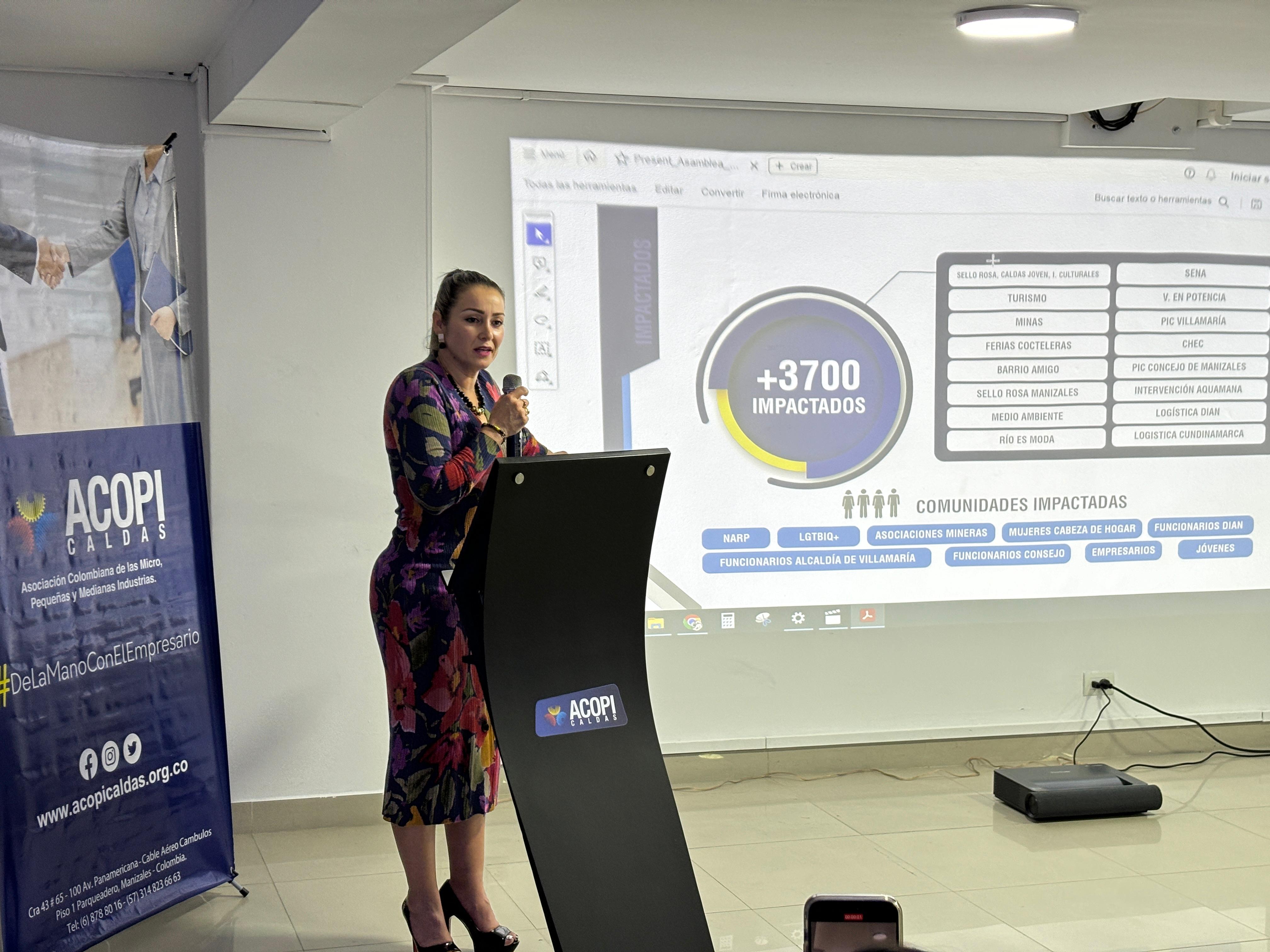 Dulfary Montoya Castro, directora ejecutiva de ACOPI, seccional Caldas, exponiendo el informe de gestión 2023.