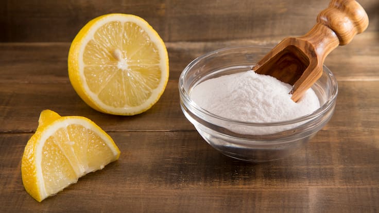 Limón y bicarbonato de sodio en una superficie (Foto vía Getty Images)