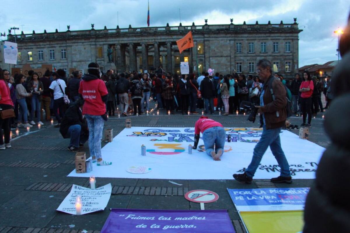 Pancartas, velas y arengas para rechazar el asesinato de líderes sociales en Colombia