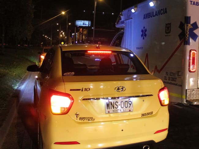 Investigan muerte de tres personas halladas dentro de un taxi