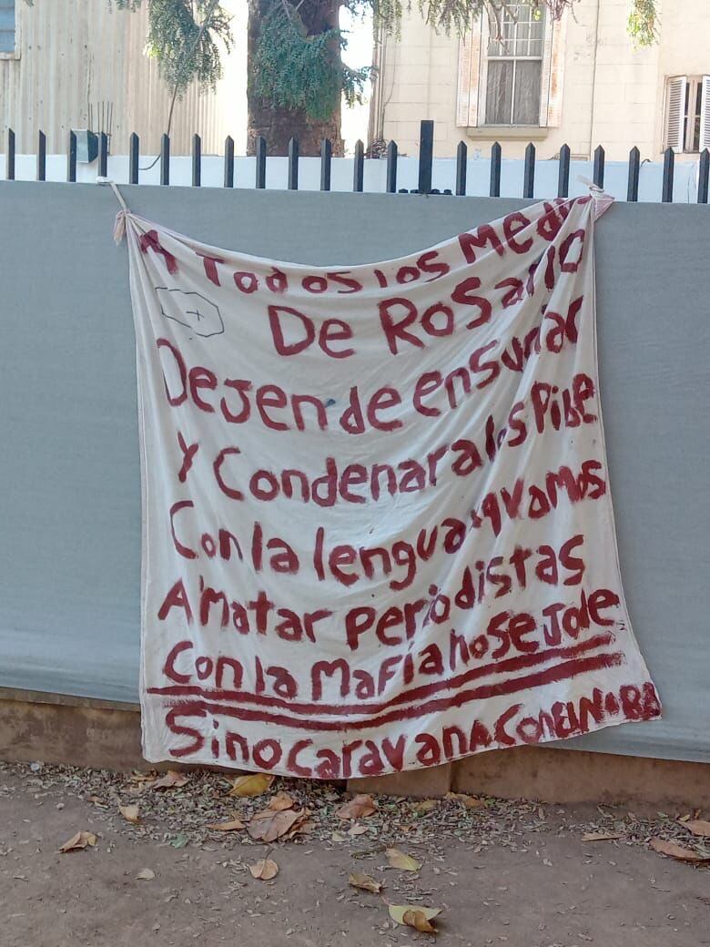Cartel con el que grupos narcotraficantes amenazaron periodistas en Rosario (Argentina).      (Foto: @germandls )