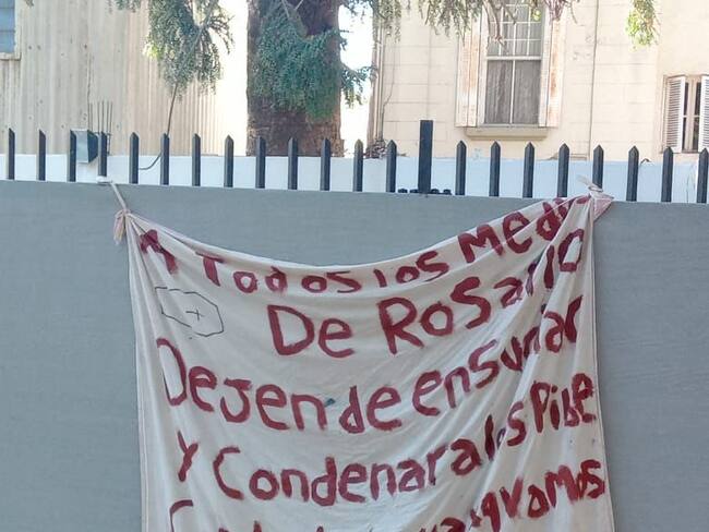 Cartel con el que grupos narcotraficantes amenazaron periodistas en Rosario (Argentina).      (Foto: @germandls )