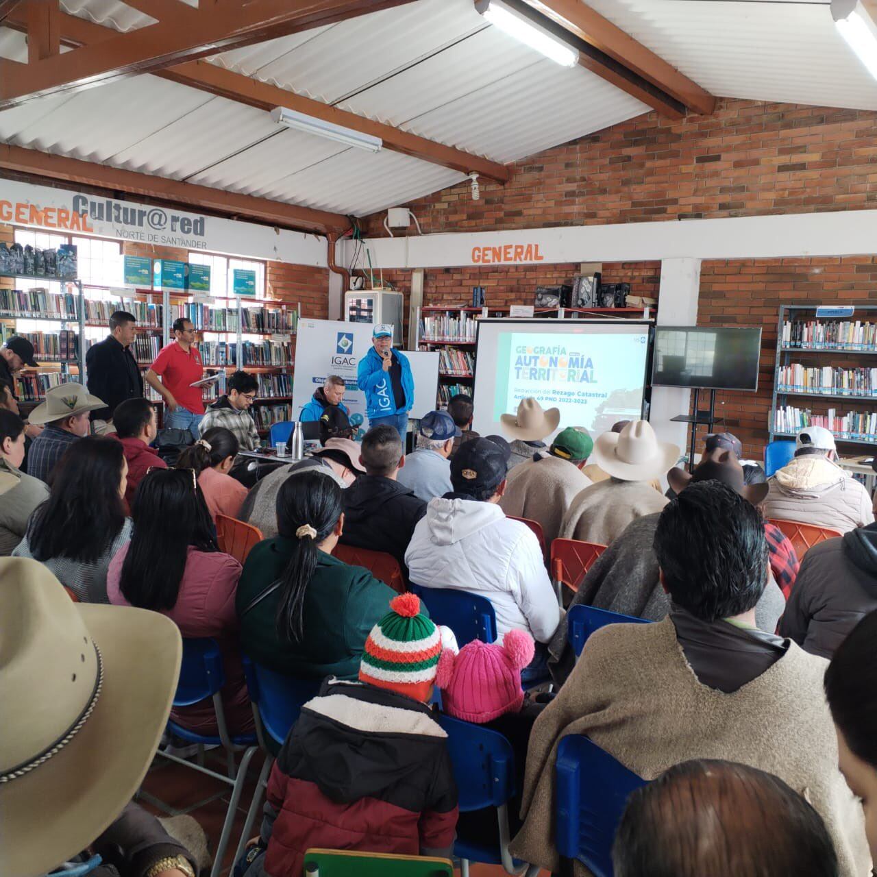 Mesa de trabajo entre el IGAC y la comunidad de Silos. / Foto: IGAC.