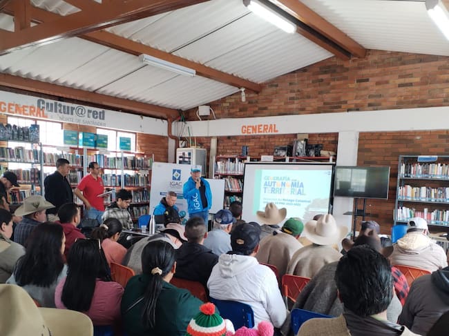 Mesa de trabajo entre el IGAC y la comunidad de Silos. / Foto: IGAC.