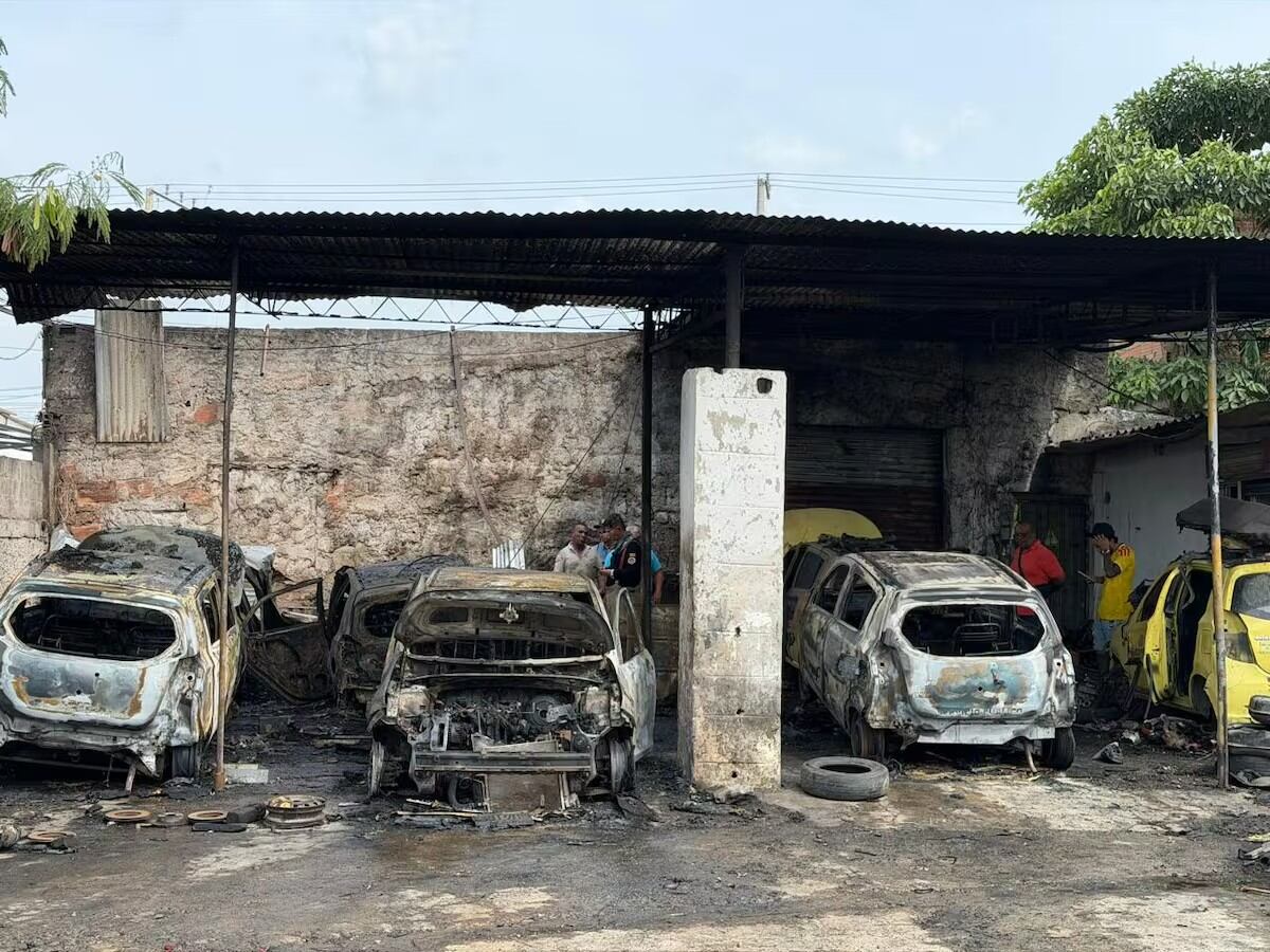 Carros afectados por el incendio. // Cortesía Bomberos de Cartagena