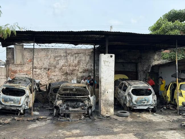 Carros afectados por el incendio. // Cortesía Bomberos de Cartagena