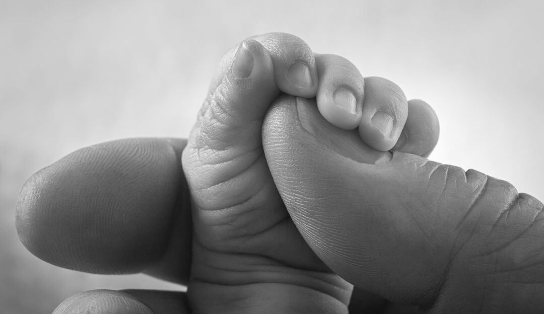 Mujer arrojó a su bebé recién nacido a la basura