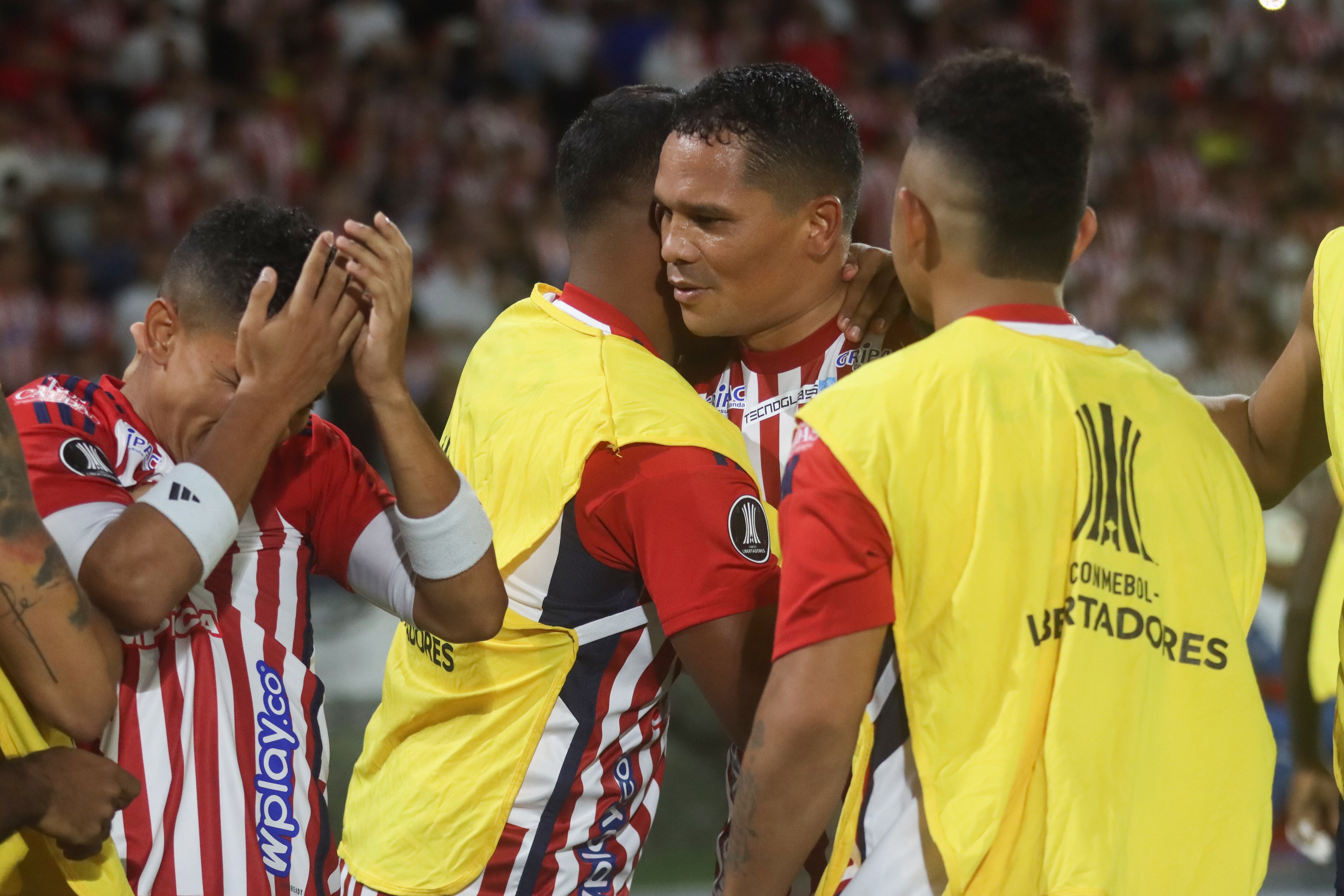 AMDEP384. BARRANQUILLA (COLOMBIA), 23/04/2024.- Carlos Bacca (c) de Junior celebra un gol este martes, en un partido de la fase de grupos de la Copa Libertadores entre Junior y LDU Quito en el estadio Metropolitano en Barranquilla (Colombia). EFE/Agencia Kronos